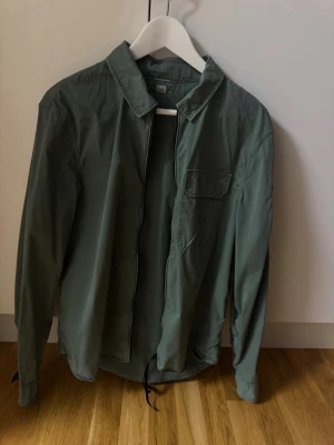 Grön overshirt från C.P. Company - Säljer en grön overshirt från C.P. Company. Storlek L men passar stor M