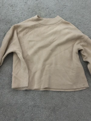 Beige långärmad tröja från Bershka - En enkel och stilren beige tröja från Bershka i storlek M. Passar också S, jätte skön och mjuk🥰