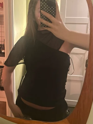 Svart festtopp - Jättefin svart topp, one-shoulder med unik detalj🖤Aldrig använd!!!