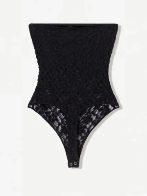 Svart spetsig tubtopp body - Säljer en svart tubtopp body i spets med snygg bandeau-form. Slutsåld på nätet. Säljer då den tyvärr var för liten för mig. Kan skicka egna bilder om det önskas! Aldrig använd och därför är prislappen kvar.