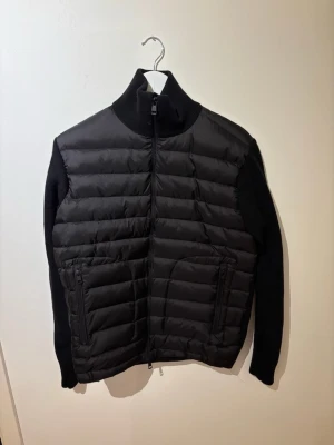 Moncler Cardigad  - Säljer en liten schysstare Moncler Cardigen i storlek 4 vilket motsvarar L, inga defekter eller likande! Själv klart äkta! Kom DM för mer info!