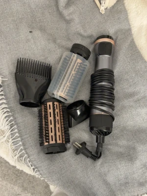 Värmeborste  - Säljer en nästintill helt oanvänd värme borste från remington!☺️