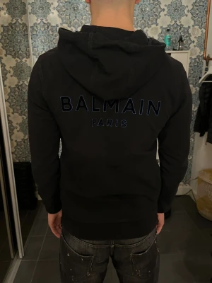 Balmain zip hoodie - Rätt så bra skick kan mötas i Stockholm storlek s och bjuder på frakten 😉 skriv till mig ifall det finns några frågor!