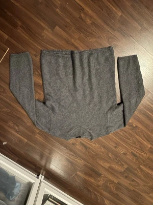 Grå stickad tröja från Filippa K - Mysig grå stickad tröja från Filippa K i storlek XL. Tillverkad i en mjuk blandning av super kid mohair och polyamid. Tröjan har lång ärm och enkel, klassisk design som passar perfekt till lager på lager under kyliga dagar.