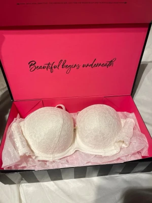 Hunkemöller bh Marine - Jättefin vit bh från Hunkemöller. Provat 1 gång men säljer den för att den inte passade mig, kunde ej skicka tillbaka eftersom jag tog bort lappen. BH-banden kan tas av. Screenshot från hemsidan finns på sista bilden. Orginalpris 429kr, skickas även i orginallådan.