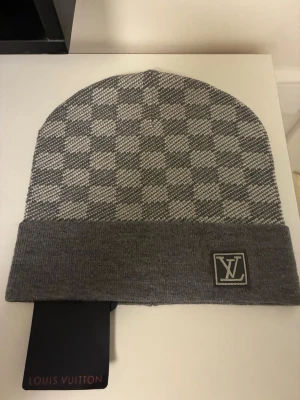 Grå mössa - Säljer en snygg grå mössa den är helt ny inte använd en ända gång man får även med prislappen