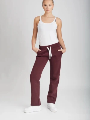 Burgundy sweatpants från Russemerch XS - (Helt oanvända!) Mysiga burgundy mjukisbyxor från Russemarch i rak modell med vita snören i midjan. Byxorna har fickor på sidorna och är tillverkade i mjuk bomull. Perfekta för chill dagar eller när du vill vara bekväm❤️ pris kan diskuteras! (kontakta inna köp och skriv för fler bilder💕)