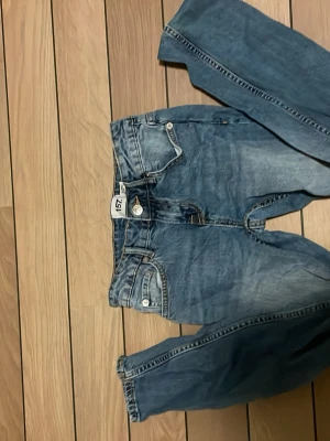 Blåa jeans  - För små för mig och har bara använt 3 gånger