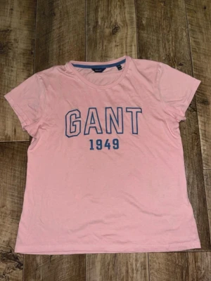 Rosa GANT t-shirt med tryck - Gant T-shirt storlek 170, blivit använd fåtal gånger är i god skick