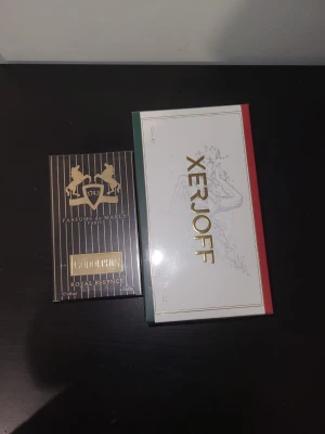 Lyxiga parfymer från Xerjoff & Marly - Två exklusiva parfymer: Xerjoff (100 ml) och Parfums de Marly Godolphin Royal Essence (125 ml). Perfekta för dig som vill sticka ut med stil och elegans. Snygga förpackningar som ger en lyxig känsla.