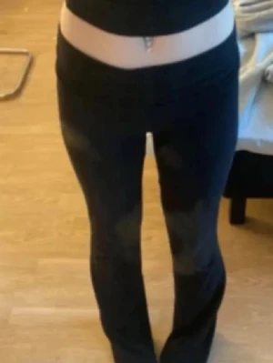 Svarta bootcut byxor låg midja - Säljer ett par svarta byxor med bootcut-modell och låg midja. Byxorna har en klassisk passform och är perfekta för dig som gillar en tidlös look. Materialet känns mjukt och stretchigt, vilket gör dem riktigt bekväma att bära. Råkade köpa två så säljer dessa