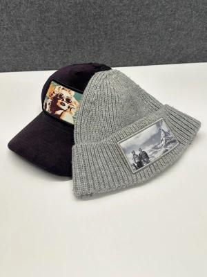 Mössa och keps  - Bilden visar en grå stickad mössa och en svart keps. Limited edition på båda! Skriv angående frågor!