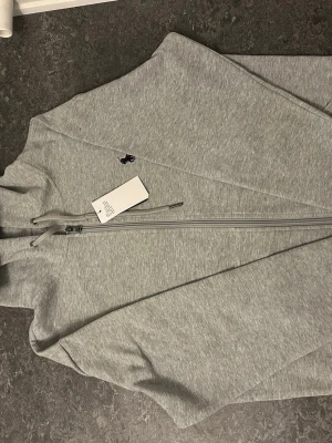 Polo zip - Helt ny polo zip som är liten på mig. 