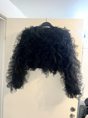 Svart topp - Topp där det är 3 knappar på framsidan. Använd under 1 nyår 