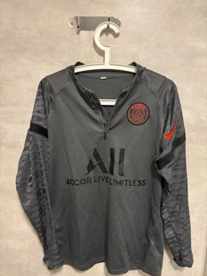 PSG tröja - En bra PSG tröja som kan användas vid träning eller en chill outfit. Köpt på amazon men har växt ur den nu. Köpare står för frakt