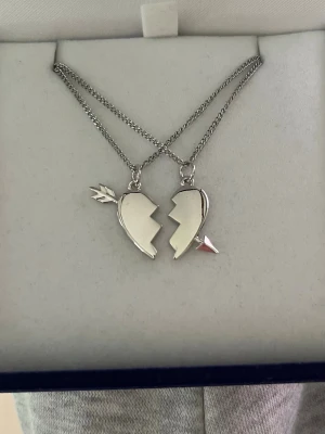 Maria Nilsdotter ”You and Me” inspirerat halsband - Aldrig använda, silverpläterade och tillverkade i rostfritt stål. Kedjornas längd är  40+5 cm och nickelfria. Om du har fler frågor, tveka inte att höra av dig 🤗