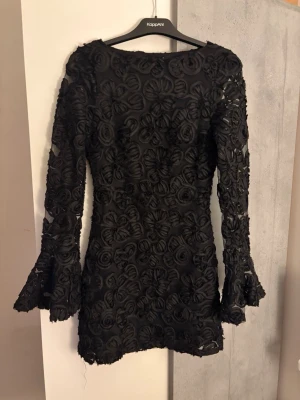 Svart klänning - Säljer denna superfina klänning då jag tyvärr inte upplever att jag kommer att få någon användning av den. Den är endast testad och har prislappen kvar. Den är dessutom helt slutsåld på hemsidan! 🖤