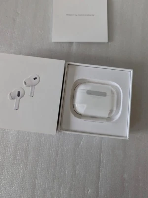 AirPods Pro Gen 2 - Säljer ett par Apple AirPods Pro i nyskick, komplett med originalförpackning, laddningsetui, kabel och manual. Hörlurarna är trådlösa och levererar hög ljudkvalitet samt aktiv brusreducering. Inga synliga defekter eller slitage. Perfekt för både musik och samtal.