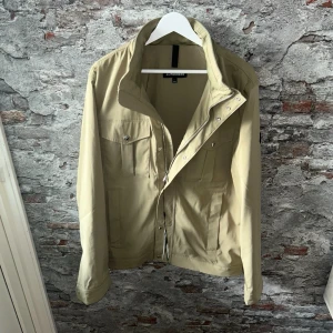 J.lindeberg bailey - Helt ny, inga defekter och tags medföljer! Storlek  L sitter som L/M, passar dig som är mellan 180-190cm ungefär. Nypris ca 4000kr. Modellen är 185 cm, 79 kg. Passar bra nu till våren! Skriv för mer information!🤝