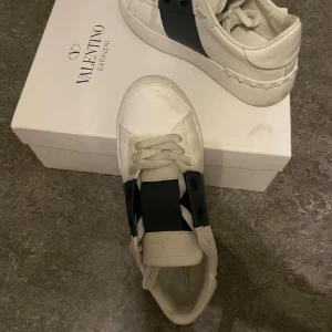 Valentino Mörkblå - Säljer nu dessa feta Mörkblå Valentino Open sneakers🤗 Passar till allt möjligt har hållit sig i bra skick. Tveka inte på att skriva om ni har frågor🤩