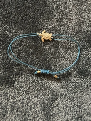 Sköldpadda armband - Ett fint somrigt armband som är köpt i Spanien. Det är hand gjort .säljer detta för jag inte behöver 