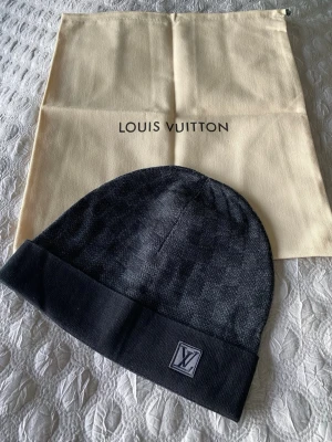 Svart LV Mössa - Svart Louis Vuitton Mössa i ull Dustbag medföljer 
