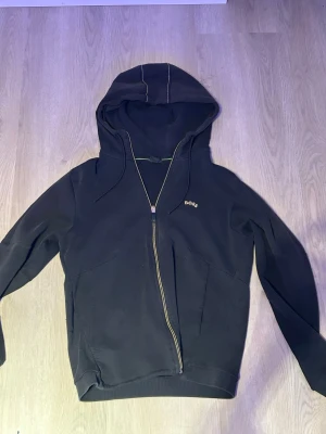 Hugo boss zip hoodie - Säljer denna tröja eftersom den it passar mig länge