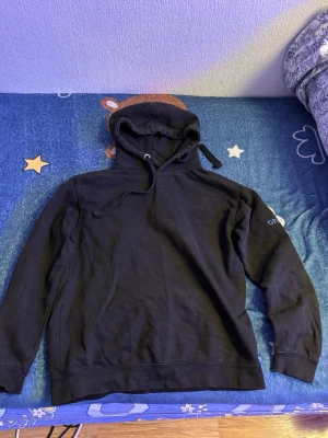 Snygg svart hoodie från just hoods - Snygg svart tröja från just hoods som var köpt från ett loppis och använts några gånger. Tvär skön och redo att flyttas.