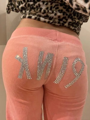 Capri mjukisbyxor  - Mjukisbyxor köpta second hand med strass där det står PINK. Insydda och gjorda till Capri byxor av tidigare ägare. Dom har ett hål i sig därav priset. Passar xs-s💋
