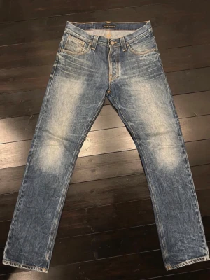 Nudie Jeans - Hej! Säljer dessa snygga Nudie jeansen i modellen Averge Joe ✨🌟 || Skick : Bra ⚡️💫|| Storlek : W31, L34 || Mått : 40cm över midjan, 110 cm från midjan å ner ⭐️🌟 || Har du några frågor är det bara att höra av sig 🤩