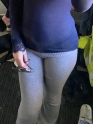 Grå mjukisbyxor med ribbad midja - Mysiga grå mjukisbyxor med bred ribbad hög midja och raka ben. Byxorna är tillverkade i ett mjukt material som känns skönt mot huden och har en relaxed passform. Perfekta för chill dagar eller när du vill vara bekväm men ändå se snygg ut. Använt bara nån gång, dom passar på xs oxkså