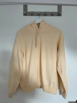 Gul hoodie  - Gul hoodie från hm.  Stor i passformen vilket gör den bekväm.  Har fått en fläck från ”pink stuff” på framsidan som inte går bort helt men har bleknat mycket efter tvätt.