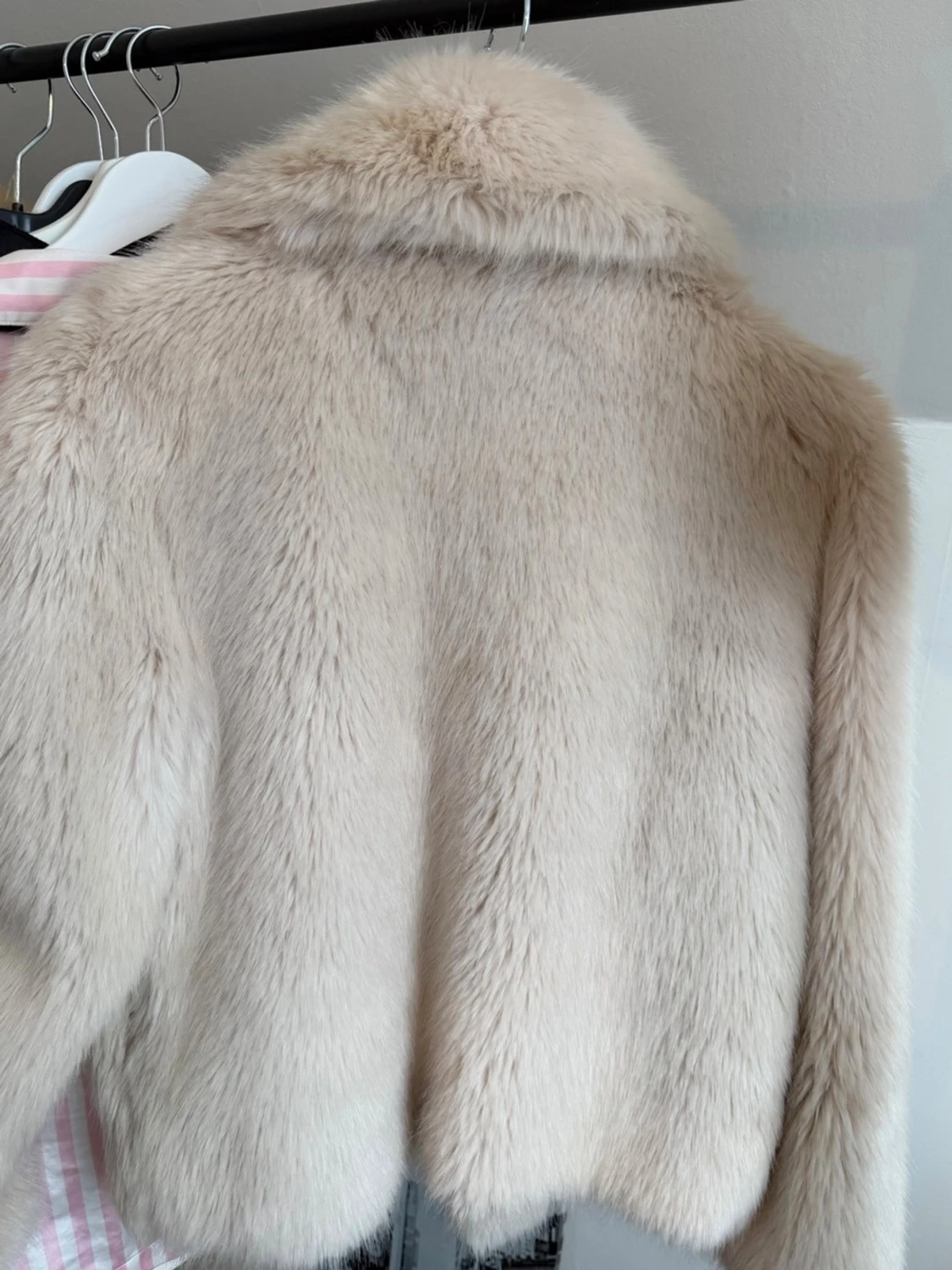 Beige pälsjacka med stor krage - 1