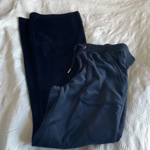 Mörkblå mjukisbyxor från Bondelid XS - Mörkblå mjukisbyxor från Bondelid i supermjuk och glansig velour. Byxorna har bred resår och snörning i midjan samt stora fickor framtill. Perfekta för chill eller när du vill vara extra bekväm.