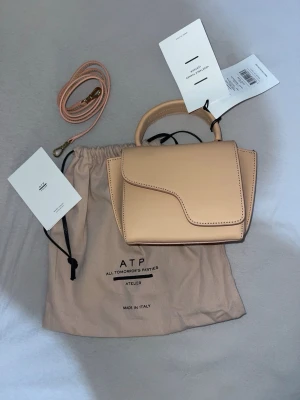 Ny väska  från ATP Atelier - Helt ny! Säljer pga sen retur. Modell: montalcino Nypris :3900kr Färg: Aprikos/ beige 