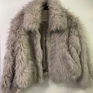 Ny oanvänd Bei pälsjacka från Newyorker S/36 - Oanvänd grå pälsjacka från Newyorker i storlek S/36.