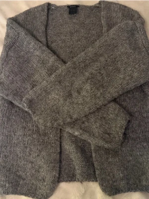 Stickad kofta från Lindex  - Säljer denna supersnygga stickade koftan utan knappar från Lindex☺️ Koftan är i storlek xs/s! Säljer då den tyvärr inte passar mig, köpt från plick i nyskick Har inte använt den sen jag fick hem den, bara testad☺️ Den är inte nopprig, skriv gärna om du undrar något! Pris går att diskutera vid snabb affär🥰