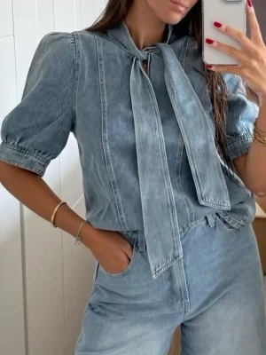 Denim blus  - Cool denim blus som man kan knyta en bow! 🎀🎀
