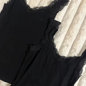 Svarta linnetoppar med spetskant - 2 för 1 
