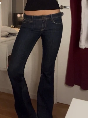 Mörkblå bootcut jeans - jättesnygga lågmidjade bootcut jeans! har sytt bootcut själv men de är inget man tänker på!! sitter som m 🥰