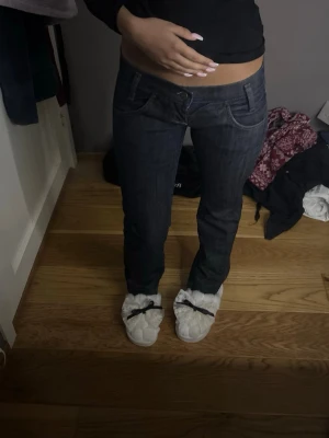 Jätte Lågmidjade Mörkblå jeans från Lee Women - Säljer ett par lågmidjade mörkblå jeans från Lee. Jeansen har raka ben och snygga kontrastsömmar. Populära och går att styla till det mesta😋De är uppsydda men de går att förlänga de hur enkelt som helst, ifall nån vill köpa och vill att jag förlänger de innan jag skickar går de hur bra som helst🫰🏽🫰🏽jätte fint skick!! Knappast använda🥰jag postar samma dag! Skriv ifall ni har frågor 😇😇