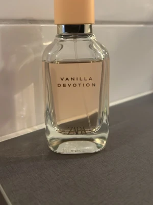 ZARA Vanilla Devotion parfym - Vanilla Devotion från ZARA är en stilren parfym som passar perfekt för dig som gillar moderna och trendiga dofter. Enkel och snygg flaska som gör sig snygg på hyllan.