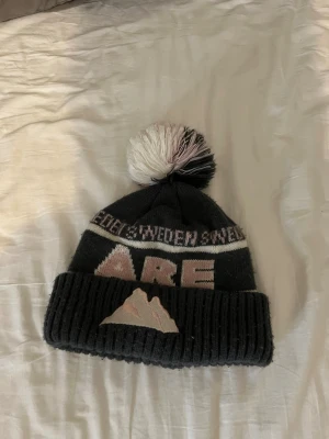 Åre mössa  - Säljer min åre mössa, det är 2021 model och går inte att få tag i längre. Den är en äkta Åre mössa alltså inte från t.ex one wear. Inuti mössan är det lite trådar som gått upp men inget som påverkar mössans utseende på insidan eller varmhet. Där trådarna har gått upp är det 2 små hål 