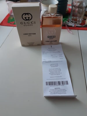 Gucci Guilty Love Edition 90ml - Gucci Guilty Love Edition MMXXI Eau de Parfum för henne. Flaskan rymmer 90 ml (3.0 FL OZ). Snygg och modern design, perfekt för dig som vill sticka ut med en exklusiv doft från ett ikoniskt modehus. 1.1 Kopia inte äkta 
