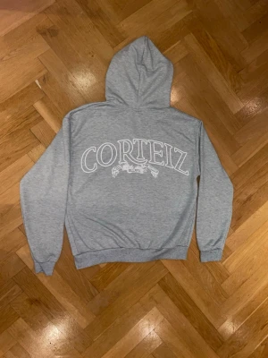 Corteiz zip up hoodie - En fet Corteiz zip up hoodie helt ny och med fet design på baksidan, perfekt för en casual men ändå riktigt fet fit!