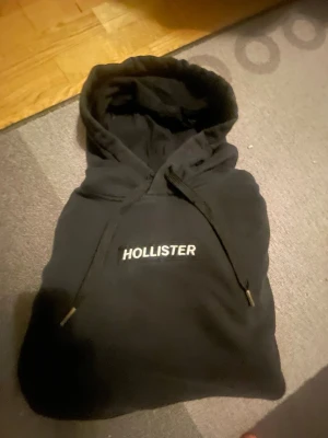 Hollister hoodie - Snygg hollister hoodie. Använd typ en gång och har inga defekter eller fläckar. (Tar byten också)