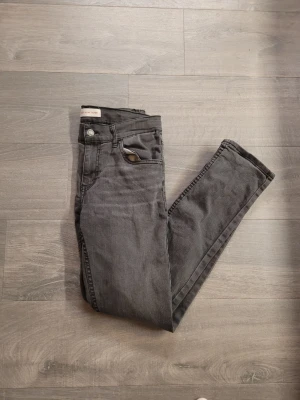 Levi's 512 grå slim jeans - Säljer ett par grå Levi's 512 jeans. Jeansen har slim fit och är tillverkade i mjukt denimtyg som sitter snyggt.
