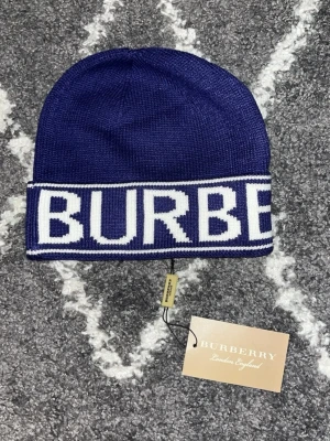 B-mössa - Snygg mössa ifrån B i färgen blå,perfekt för kalla vinter dagar 