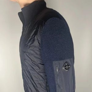 J.Lindeberg cardigan - En riktig snygg och trendig J.Lindeberg cardigan i topp skick, storlek L, vid frågor är de bara att skriva