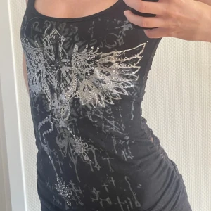 Y2K linne - Super coolt y2k linne! Äkta vintage Tally Weijl. Storlek S, men passar även XS-M perfekt! Glittret o paljetterna är på plats o ryggen är helt perfekt! Skriv om du har frågor eller vill diskutera pris :)